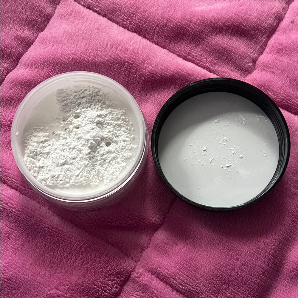 Anastasia Loose Setting Powder - Translucent - Picture 3 of 3